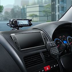 amateurfunk_mobilfunkgeraet_ID-4100E_installation_vehicle